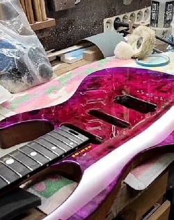 „Magma“-Gitarre mit Marblizer- und Candy rot-Farbe