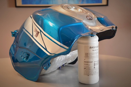 Wie erzeugt man einen gebürsteten Metalleffekt in Farbe?